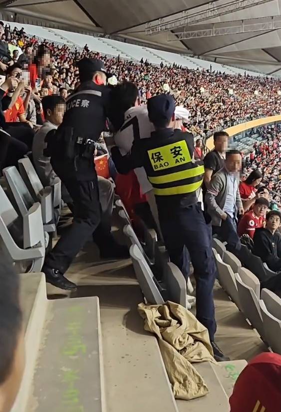网传世预赛国足主场有球迷穿孙兴慜热刺球衣被打世预赛，警方回应：正在调查中