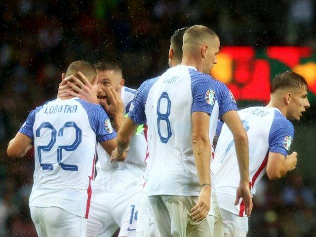 九球体育-斯洛伐克4-2战胜冰岛，成功晋级2024年欧洲杯