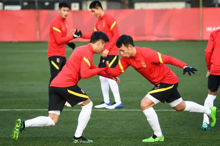 【九球体育】凌晨2点！上海媒体做出争议报道：国足收坏消息，里皮很意外
